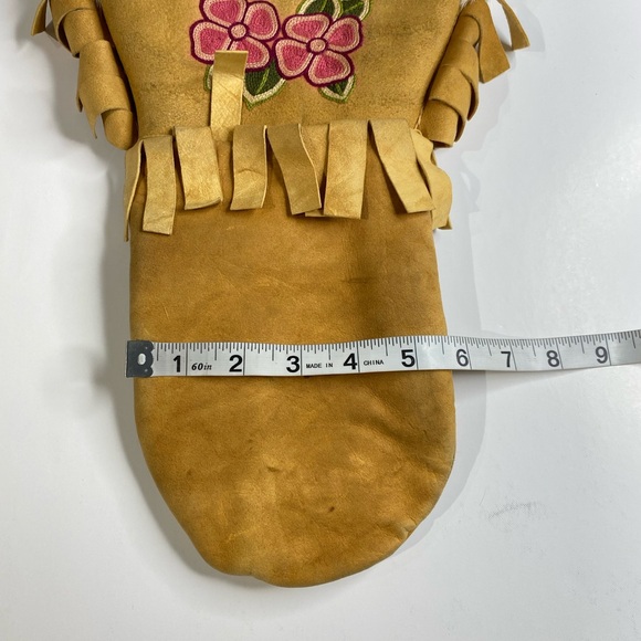 MOOSEHIDE/FUR EMBROIDERED FLOWER MITTENS MADE IN THE CREE NATION OF MISTISSINI! - Picture 12 of 15